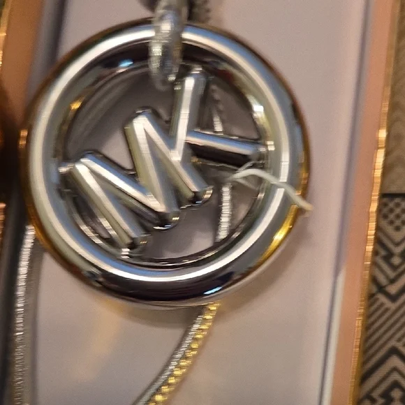 Michael Kors NWT In Box Silver Key Holder Or Bag Charm - Picture 5 of 6